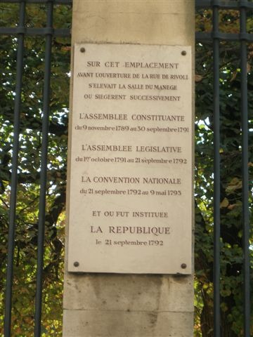Plaque aux Tuileries, en face du 228 rue de Rivoli