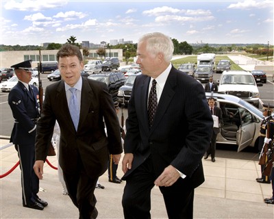 Juan Manuel Santos&Robert M. Gates, le 23 juillet 2007 au Pentagone
