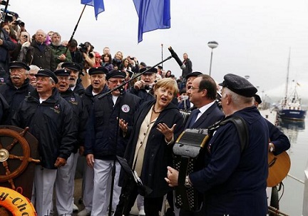 François Hollande, Angela Merkel et le chœur de marins