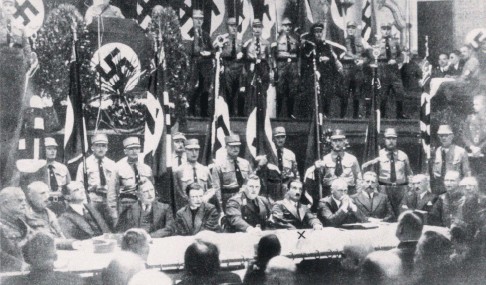 Heidegger parmi les recteurs nazis venus apporter leur soutien à Hitler, au congrès de Leipzig, le 11 novembre 1933.