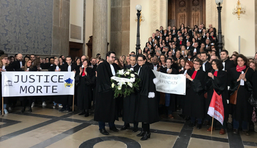 Plus de 300 avocats étaient présents le 21 mars 2018 sur les marches de la CA de Lyon pour les « obsèques de la Justice », organisées dans le cadre de la journée #JusticeMorte en protestation contre le projet de Loi de programmation de la Justice.