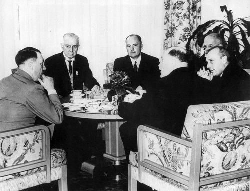 À Berlin, Chancellerie du Reich, le 12 juillet 1937 lors du neuvième congrès de l'ICC, Thomas Watson (deuxième à partir de la gauche) avec Hitler et des membres du conseil d'administration de l'ICC.