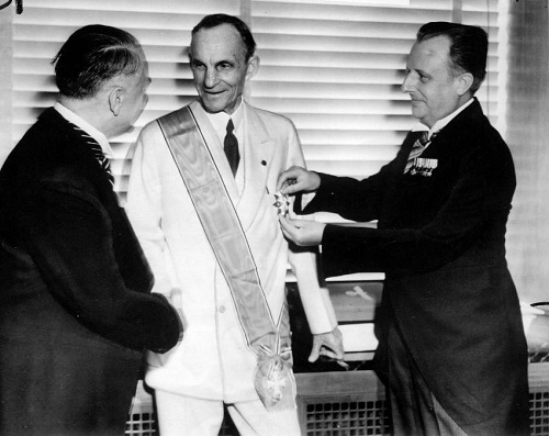Le 30 juillet 1938, Henry Ford, à l'occasion de son 75ème anniversaire, recevant la Grand-Croix de l'Aigle allemand, la plus haute distinction nazie donnée à un étranger. Karl Kapp, consul allemand à Cleveland, lui remet le prix, tandis que Fritz Heiler, consul allemand à Détroit, serre la main d'Henry Ford.
