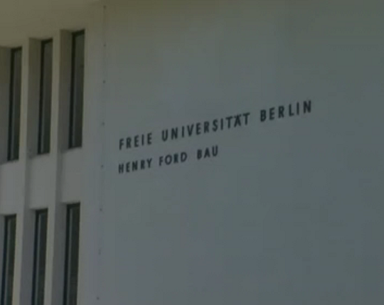 Copie d'écran. L'une des façades du bâtiment Henry Ford de l'Université libre de Berlin.